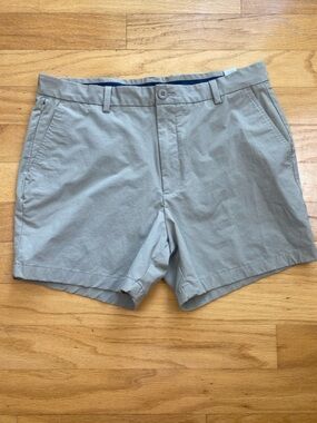 Vineyard Vines On The Go Performance Golf Shorts 5” Inseam Mens Size 34 • Khaki
